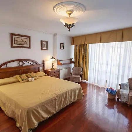 Casa Clara, En El Centro Del Pueblo, Con Vistas Al Mar *